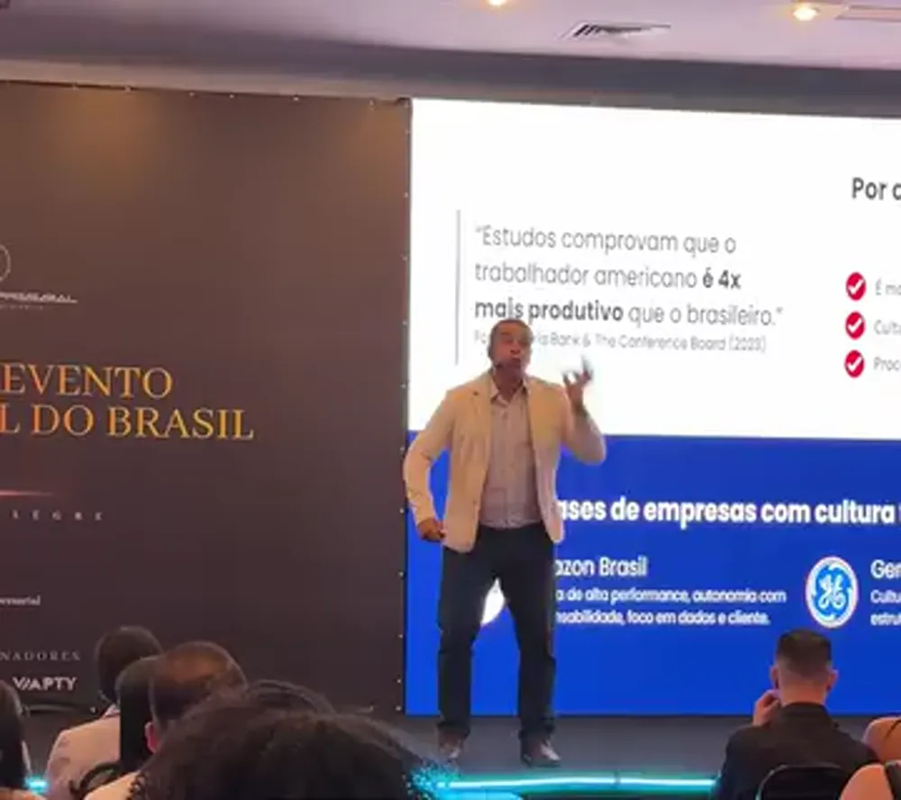 Rafael Nascimento palestrando em evento empresarial