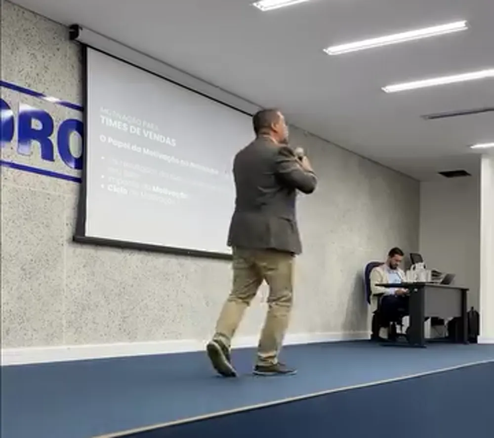 Rafael Nascimento durante treinamento comercial presencial